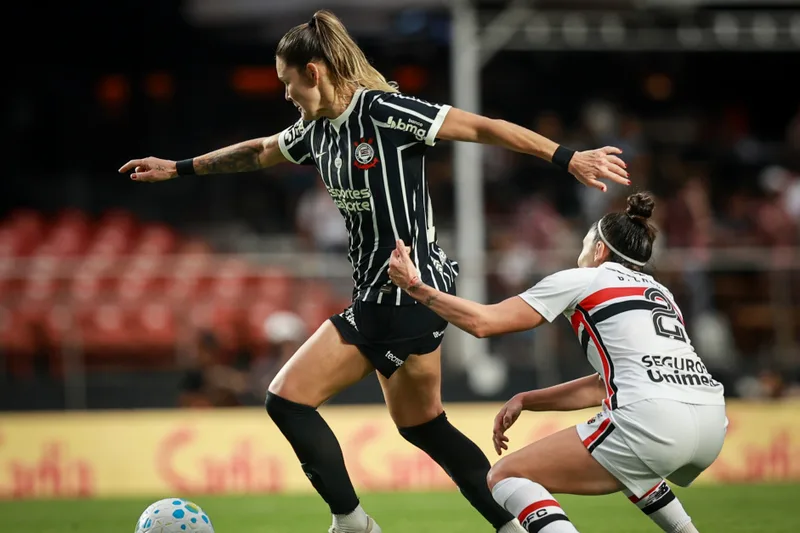 Zanotti lamenta cobrança defendida por Carlinha e exalta campanha do Corinthians