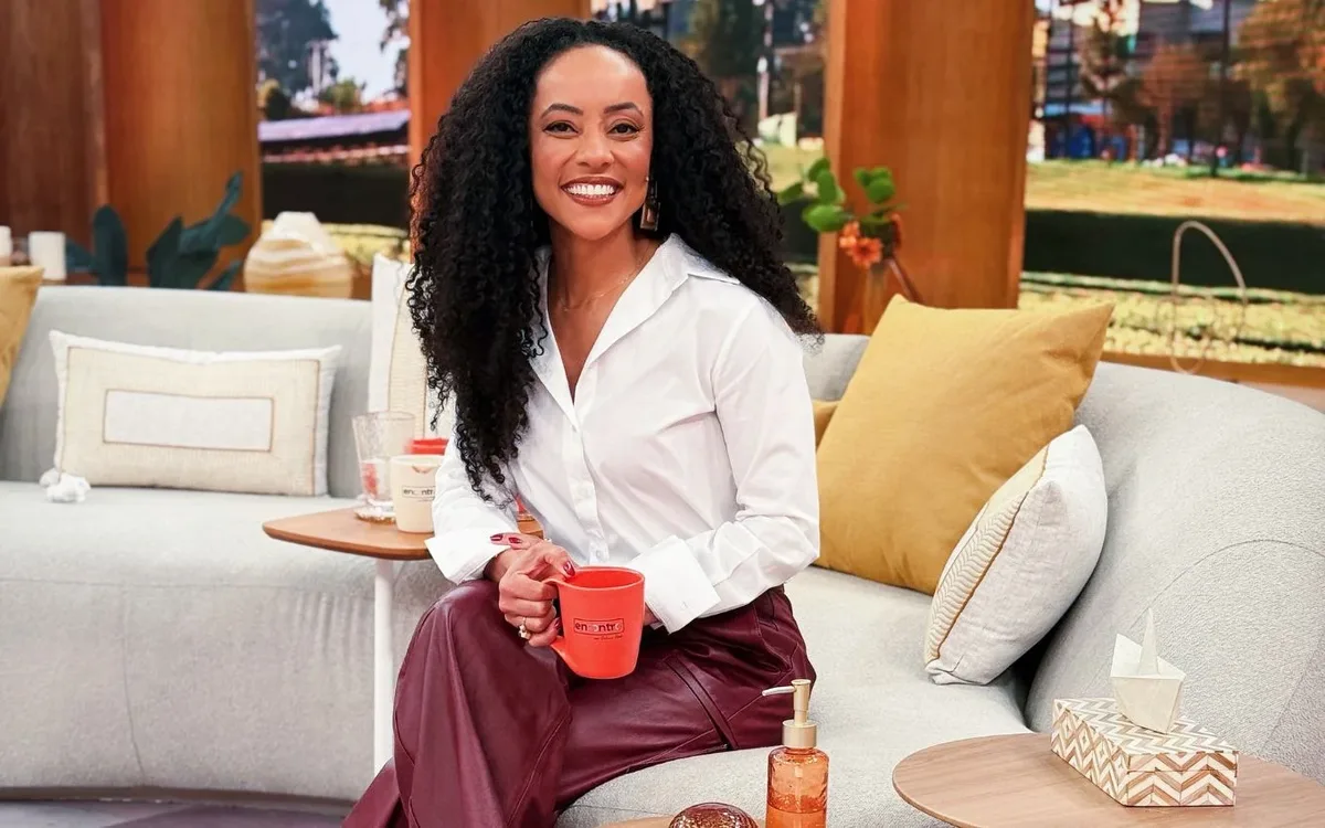Valéria Almeida conta como superou recusa por causa do cabelo e chegou à TV