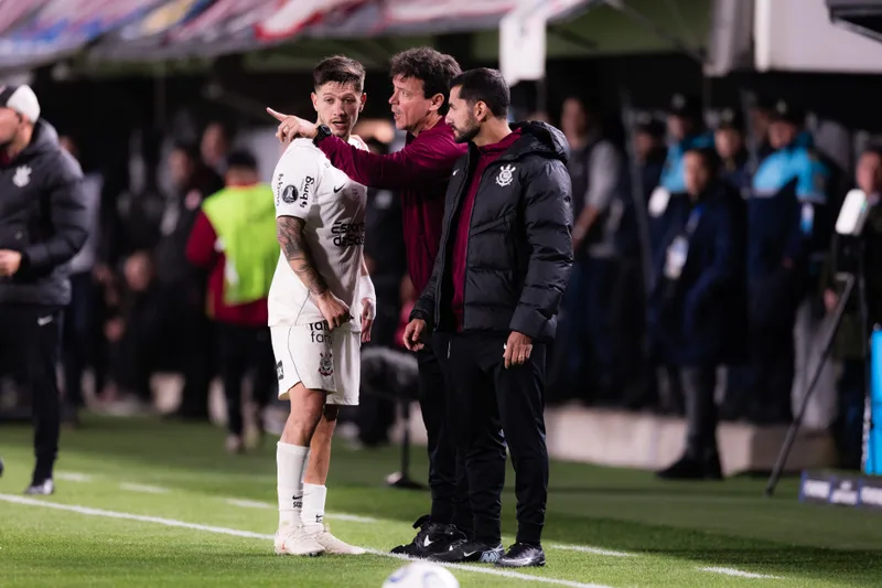 Garro encerra jejum de assistências e ganha elogios de Diniz no Corinthians