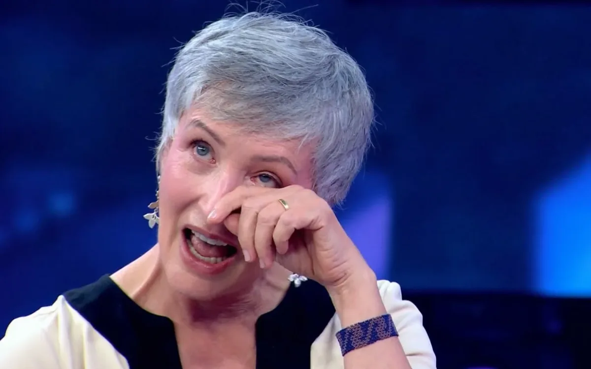 Sônia Bridi chora ao receber homenagem e surpresa do marido no Caldeirão