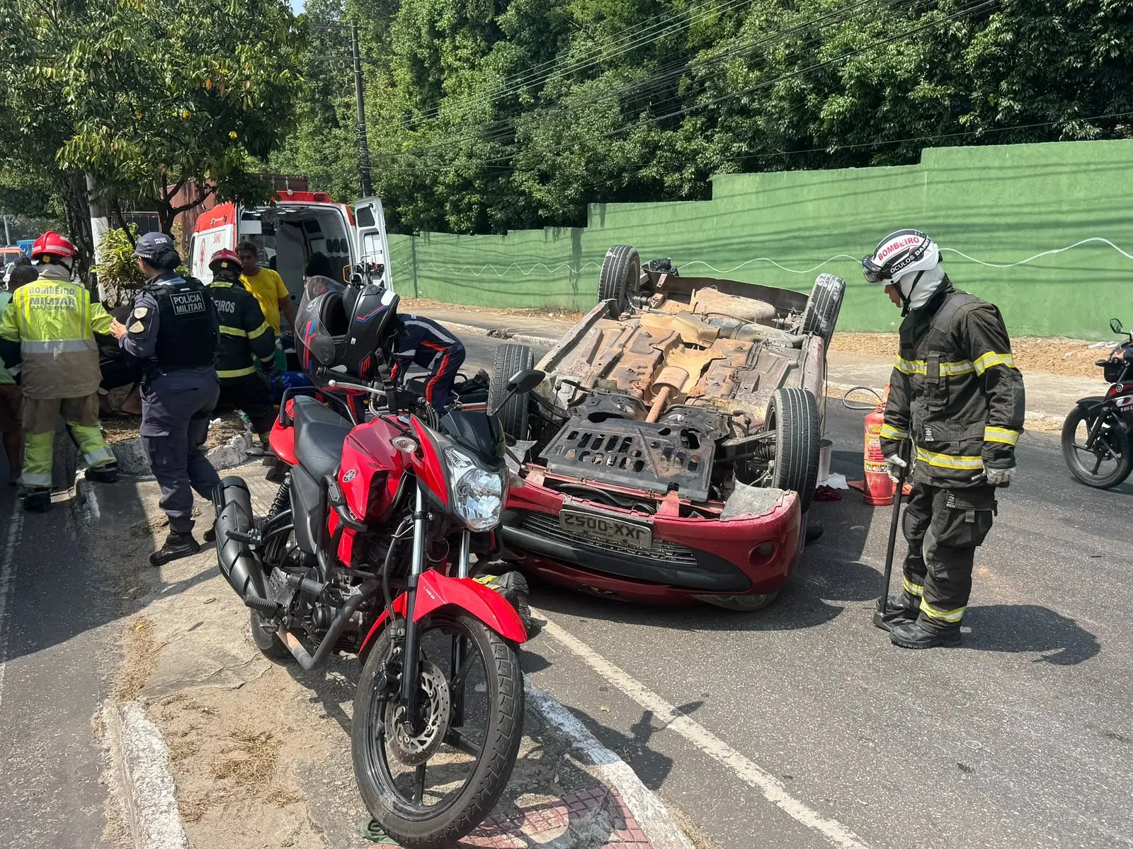 Vazamento de combustível exige ação dos bombeiros após acidente em Manaus