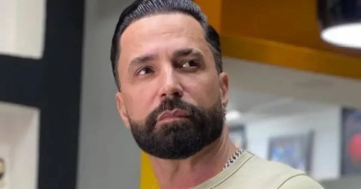 Latino contesta acusações do filho e diz que quer resolver conflito em particular
