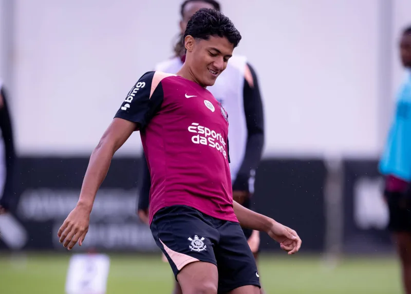 Corinthians pode lançar zagueiro de 17 anos contra o Flamengo