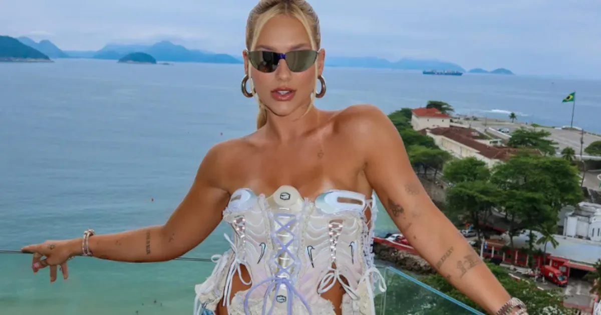 Virginia Fonseca usa top feito com chuteiras para assistir à NFL no Rio