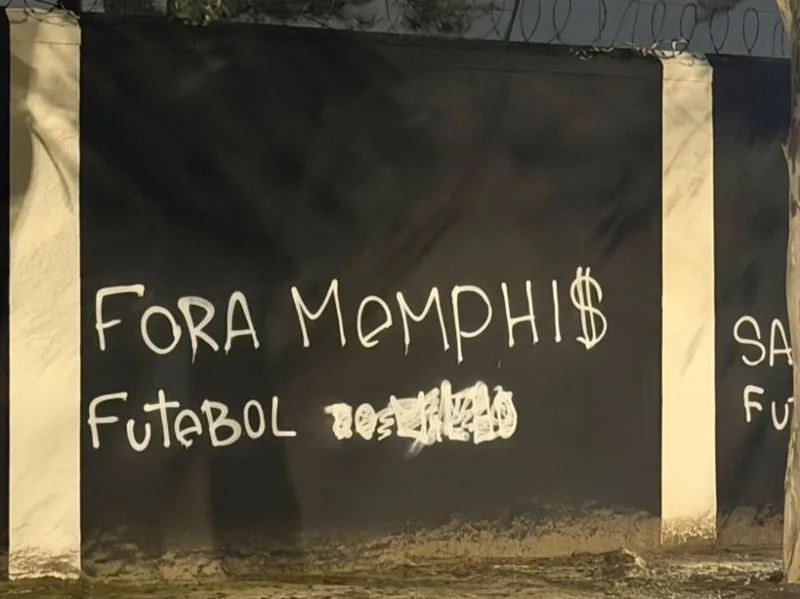 Memphis perde pênalti decisivo e vira alvo de pichações no Parque São Jorge