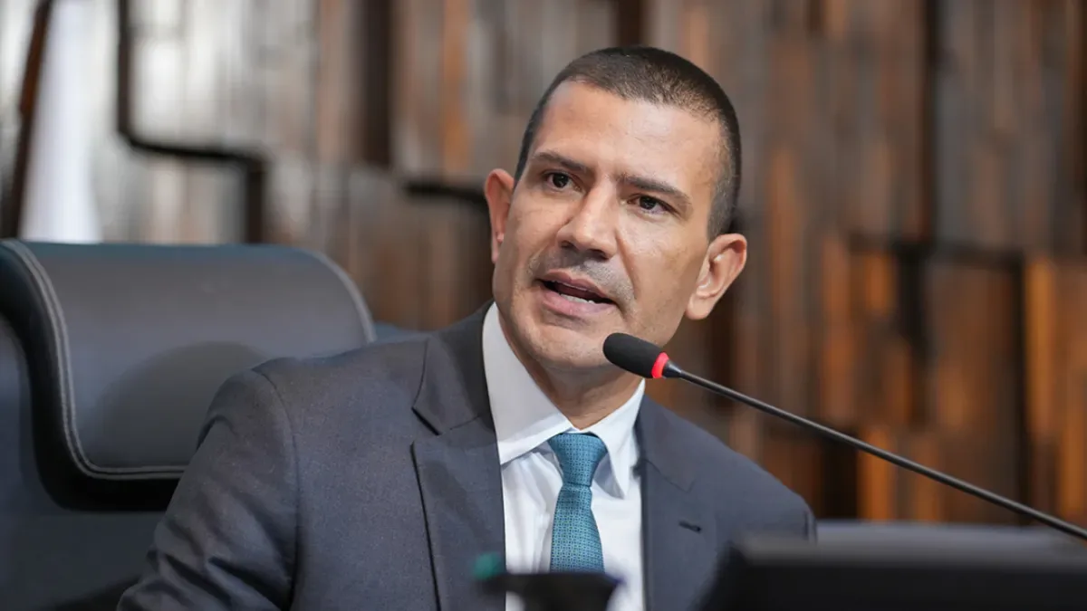 Justiça do RJ manda retirar propaganda de Ruas com imagem de Vini Jr. e Virgínia