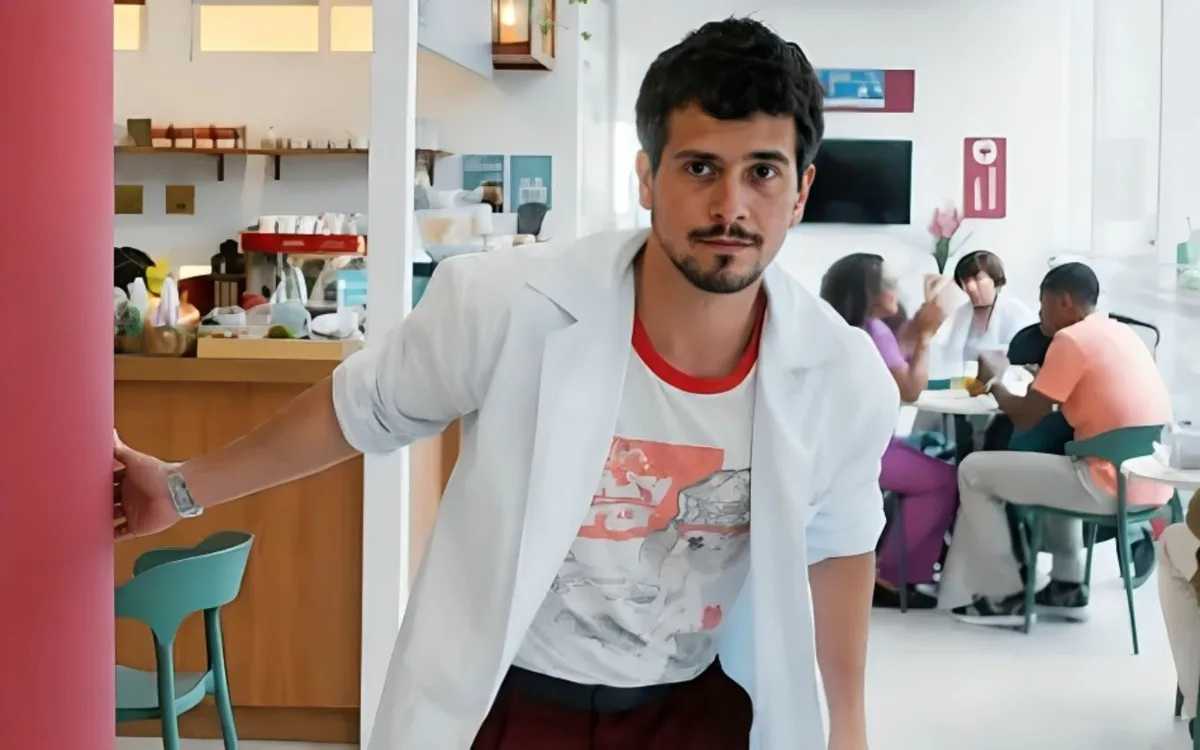 Toy finge ser médico para tentar conquistar Leandra em Por Você