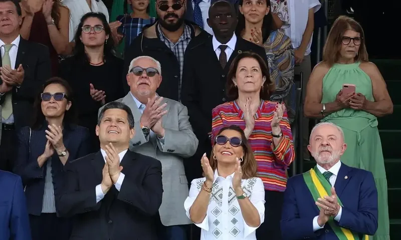 Gritos de apoiadores e presença de autoridades marcam desfile em Brasília