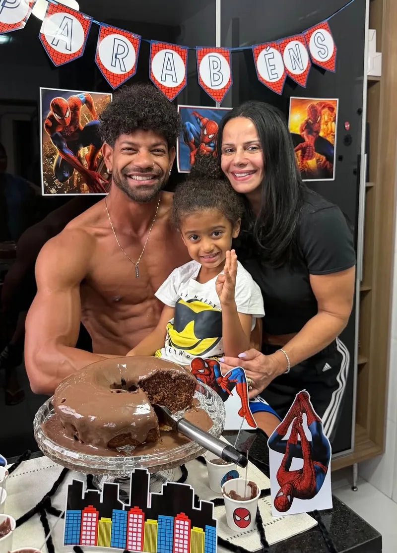 Viviane Araujo comemora aniversário de Joaquim com festa em casa no Rio