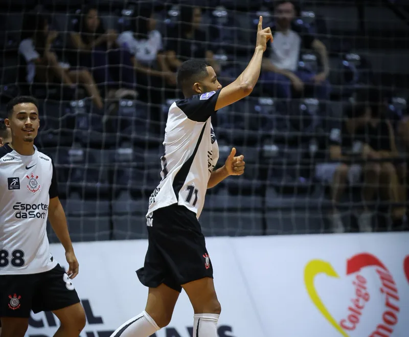 Rick encosta em Fabinho na artilharia do Corinthians em 2026