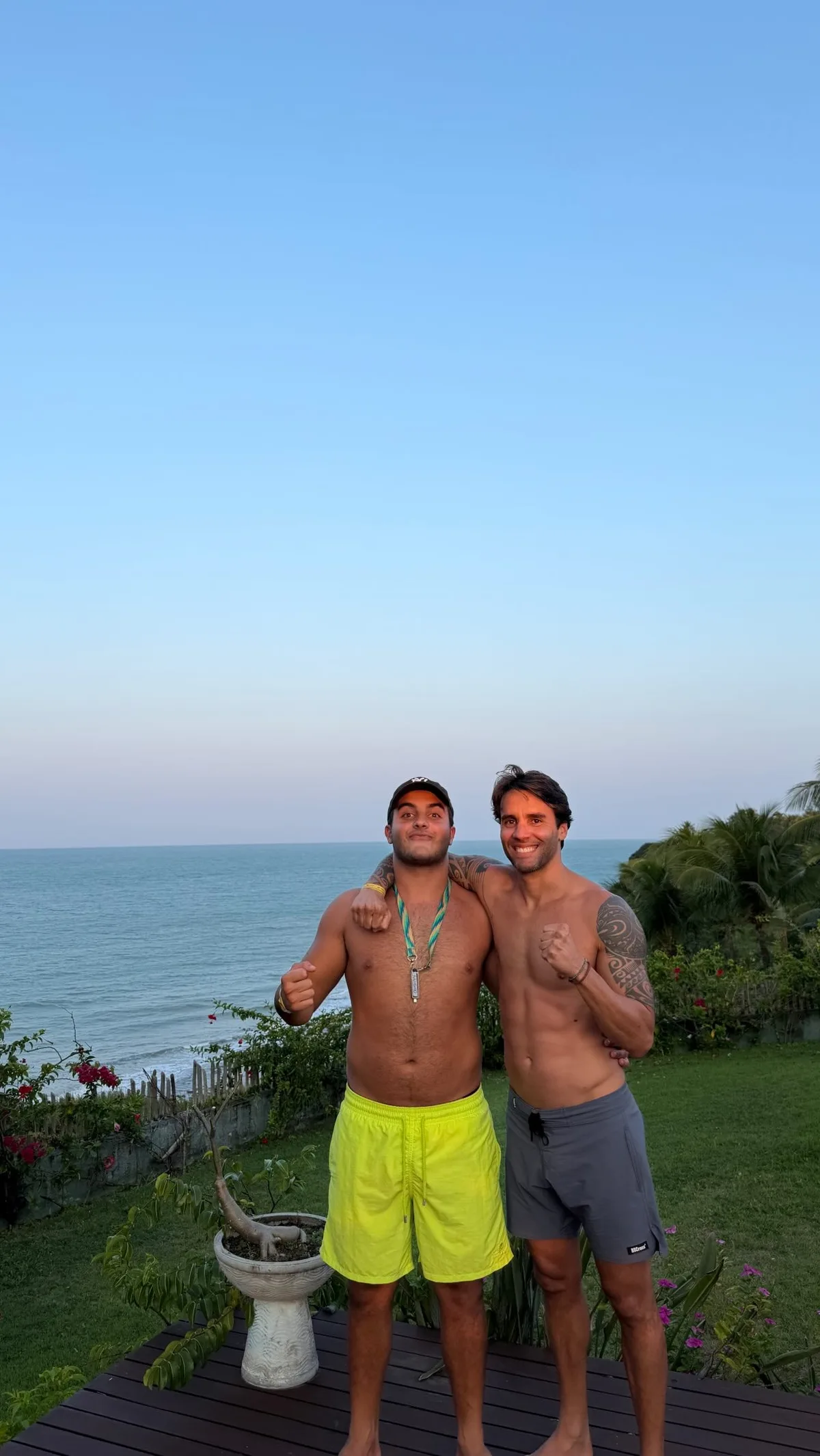 Marcelo Sangalo aparece ao lado do pai e chama atenção durante viagem