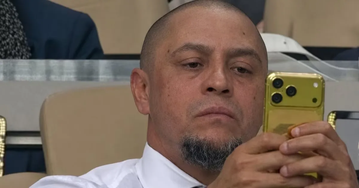 Roberto Carlos afirma ter perdido 99% do patrimônio após carreira no futebol
